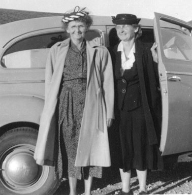 <serena and samuel eason's daughters Carl and elizabeth posed in front of aunt lizzie's house at house, NM>