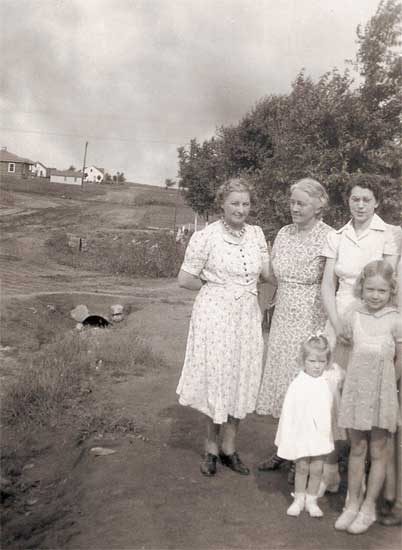 <Clara (Johnie turner's aunt clara), Mary, Pearl, Lynne and Adrienne
On the back of the photo it says, "You'll notice plenty of carbon smoke.">