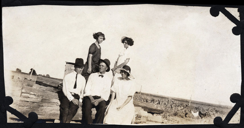 <Seated from Left: Burt Downer, Bruce Downer, Johnie Viola Downer
Standing from Left: Pauline Downer, Eddie May Downer>