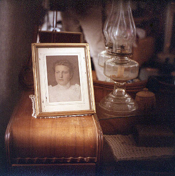 <ethel downer photo back bedroom portales house>