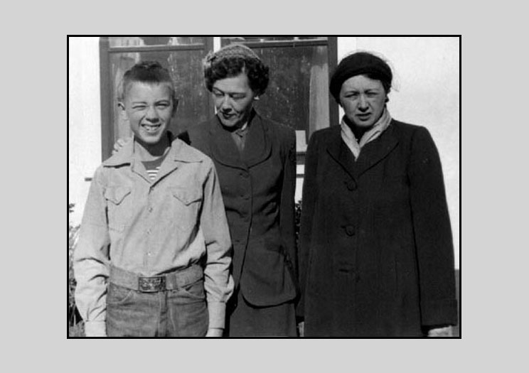 <terry aunt billie jean and mom standing in front of portales house>