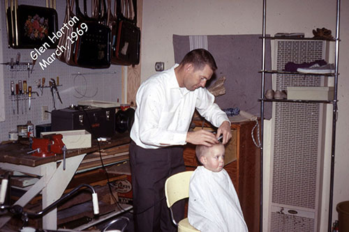 <glen horton giving ron a haircut>